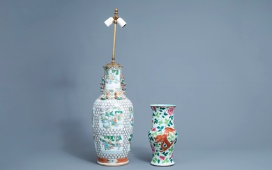 Un vase en porcelaine de Chine famille verte monté en lampe et un vase famille rose à décor de dragon et phénix, 19ème/20ème siècle