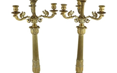 Une paire de candélabres de style Empire français du 19ème siècle en bronze doréavec des...