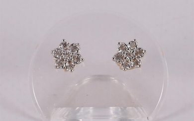 Une paire de clous d'oreille en or 585/1000 de 14 carats avec 14 diamants.