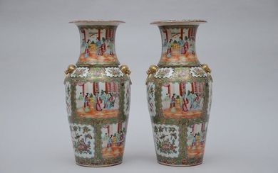 Une paire de vases en porcelaine de Canton (h46.5)