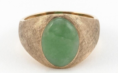 VINTAGE 14KT GOLD AND GREEN AVENTURINE RING Approx.