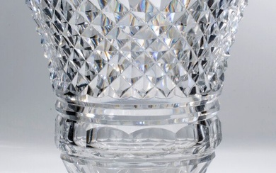 Val-Saint-Lambert. Vase à base dentelée en cristal taillé à pointes de diamants, filets biseautés, bandeaux...