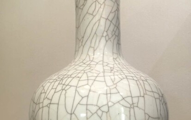 Vase Ghe Yao globulaire à col droit en porcelaine...