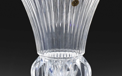 Vase décoratif en cristal au plomb. Pied facetté et corps en forme de cloche, renflé...