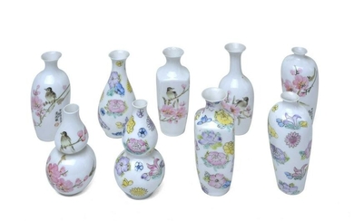 Vasi miniaturistici in porcellana decorati con fiori e