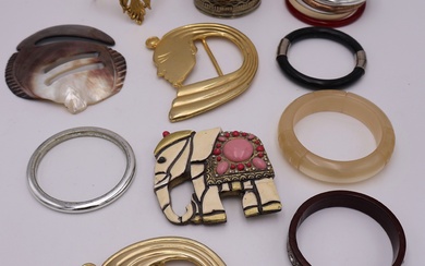Vaste ensemble de bracelets fantaisie en matériaux divers, broche en résine, ceinture en métal doré,...