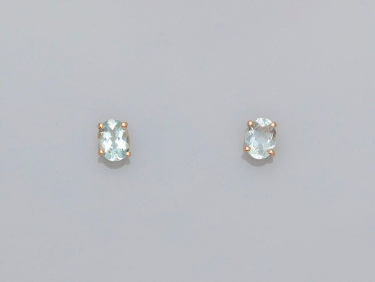 Yellow gold ear chips, 750 MM, each decorated with an oval aquamarine, total 2.07 carats, Alpa system, 8 x 6 mm, weight: 1.9gr. gross.