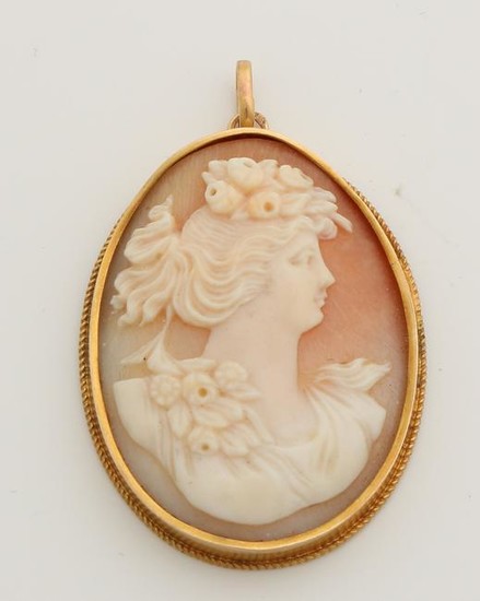 Yellow gold pendant, 585/000, with cameo. Oval pendant