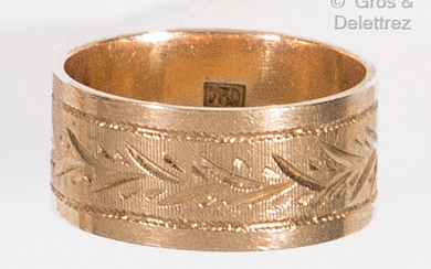 Yellow gold ring decorated with striations and foliage. Finger size:...