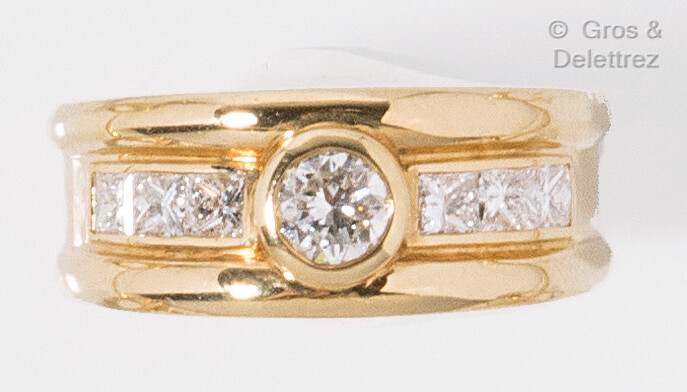 Yellow gold ring, set with a 0.40 carat brilliant cut...