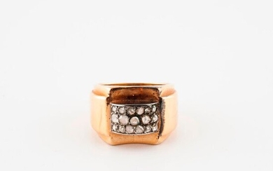 Yellow gold signet ring (750) with a bridge adorned with rose-cut diamonds in grain-set.