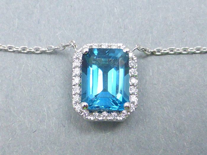 14 kt. White gold - Necklace with pendant - 2.07 ct Topaz - Diamonds