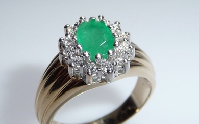 14 kt. White gold, Yellow gold - Ring Emerald 0.82 ct. - Diamonds
