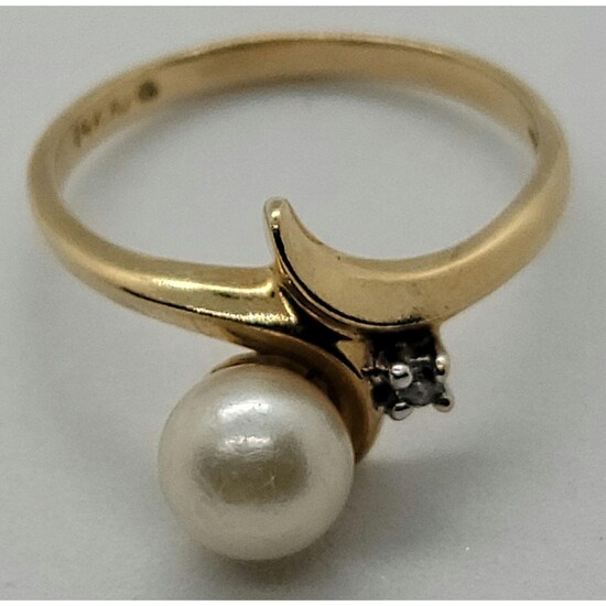 14K Gold Ring With Pearl & Diamond 2.77 Grams