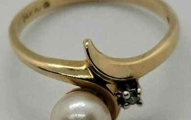 14K Gold Ring With Pearl & Diamond 2.77 Grams