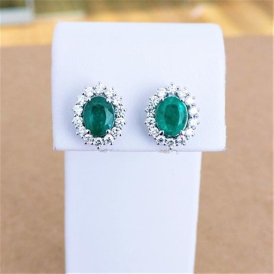 18 kt. White gold - Earrings - 3.01 ct Emerald - Diamond