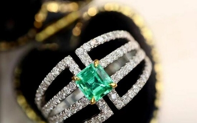 18K White Gold 0.56 ct Emerald & Diamond Ring