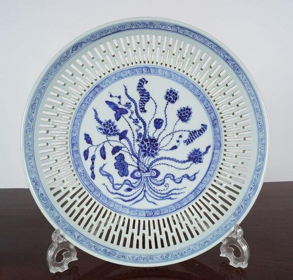 18TH-CENTURY CHINESE BLUE AND WHITE PLATE