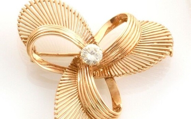 1950's brooch in 750 thousandths yellow gold decorated with an antique cut diamond of about 1 carat. Clasp with pump. Gross weight: 16.3 g Height: 4.5 cm - Width: 4.9 cm A diamond and yellow gold brooch. Circa 1950.