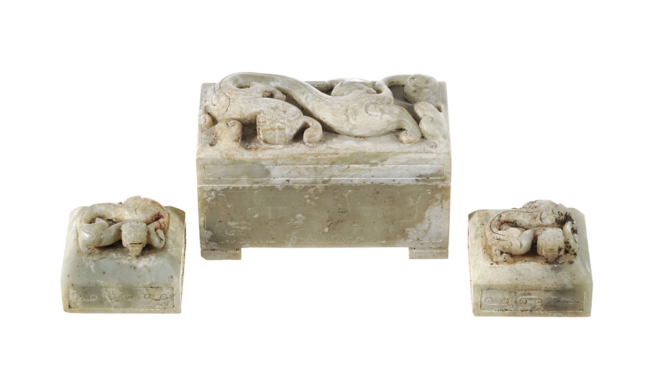 2 sceaux en jade dans leur boîte, Chine, les sceaux et la boîte à la prise en forme de chilong en relief, extérieur de la boîte orné d