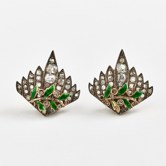 2706670. CLIPS, 1 pair, end of the 19th century, silver, partly gilded, decoration of diamonds with antique cut or rose cut, in the form of wings with enamelled foliage.