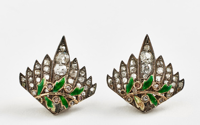 2706670. CLIPS, 1 pair, end of the 19th century, silver, partly gilded, decoration of diamonds with antique cut or rose cut, in the form of wings with enamelled foliage.