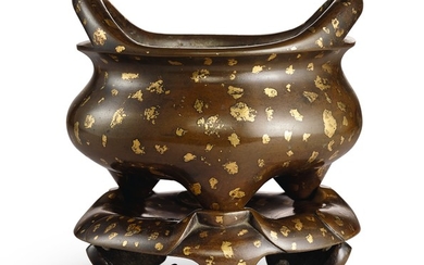 A GOLD-SPLASHED BRONZE TRIPOD INCENSE BURNER AND STAND QING DYNASTY, 17TH – 18TH CENTURY