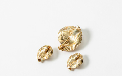 A 14 carat gold brooch with matching earclips