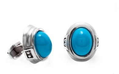 A Pair of 18kt Gold and Turquoise Cufflinks