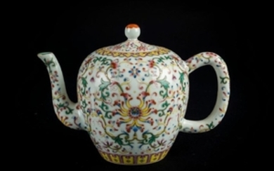 Arte Cinese A famille rose porcelain teapot decorated