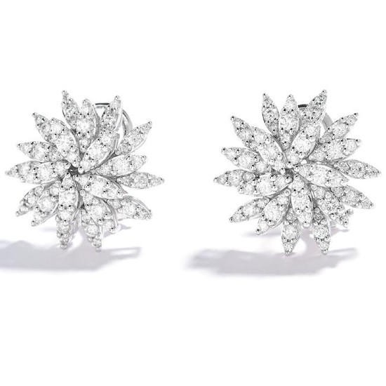 DIAMOND CLUSTER EARRINGS in 18ct white gold, jewelled