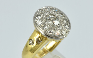 A 18ct GOLD AND DIAMOND CLUSTER RING
