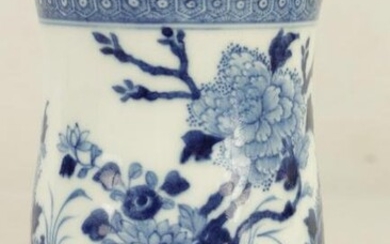 A 19TH CENTURY CHINESE BLUE AND WHITE MUG