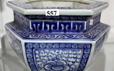 A CHINESE PORCELAIN JARDINIERE