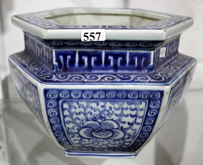 A CHINESE PORCELAIN JARDINIERE