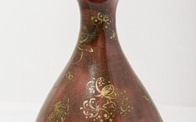 A CHINESE RED PORCELAIN VASE WITH GOLDEN FLOWERS
