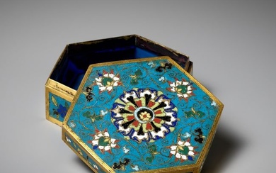 A CLOISONNE ENAMEL 'AUSPICIOUS FLOWERS' HEXAGONAL BOX AND COVER, LATE 18TH CENTURY TO EARLY 19TH