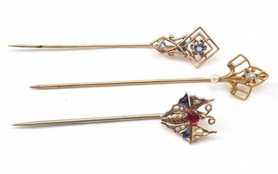 A COLLECTION OF THREE ART NOUVEAU GEMSET STICKPINS IN 9CT GOLD, 3.3GMS