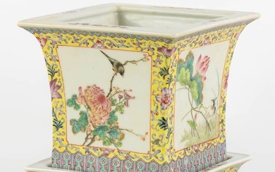 A Chinese Cache Pot, Famille Rose decorated with fauna and flora. (L:18 x W:18 x H:17,5 cm)