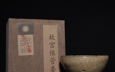 A Chinese Ge Type Glazed Porcelain Bowl with Wooden Box