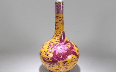 A Chinese Yellow-coding Detailed Dragon-decorating Porcelain Fortune Vase