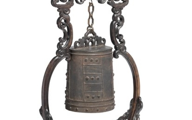 A Chinese archaic bronze bell, 17th-18th century. H. 25 cm. Included a late 19th century carved wood display stand.