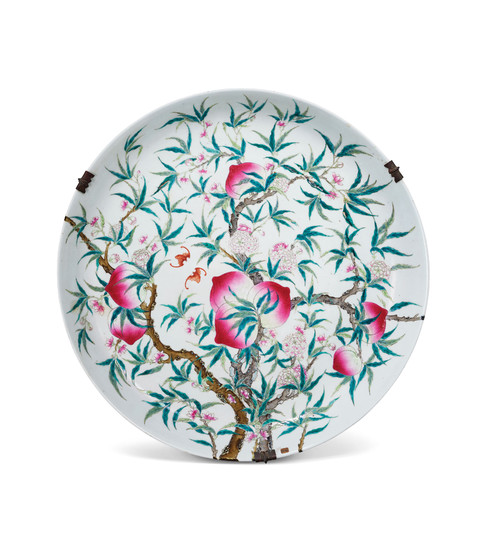 A FAMILLE ROSE ‘PEACH’ DISH, QING DYNASTY, 19TH CENTURY