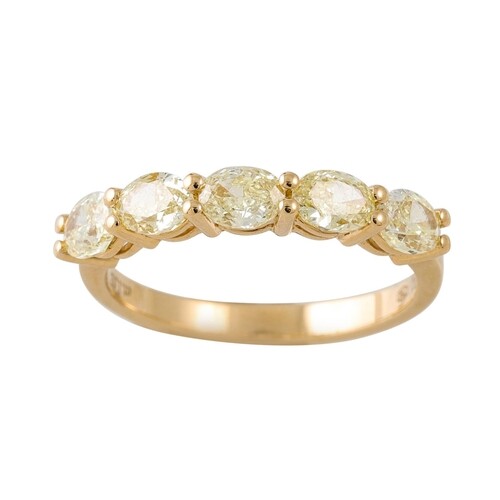 A FANCY YELLOW DIAMOND FIVE STONE RING, oval stones in 18ct ...