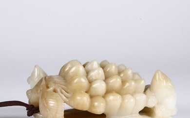 A HETIAN JADE PAPERWEIGHT, WITH GRAPES CARVING.
