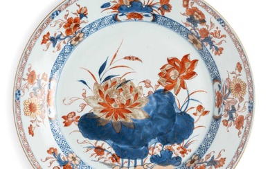 A LARGE CHINESE IMARI DISH, QING DYNASTY, EARLY 18TH CENTURY