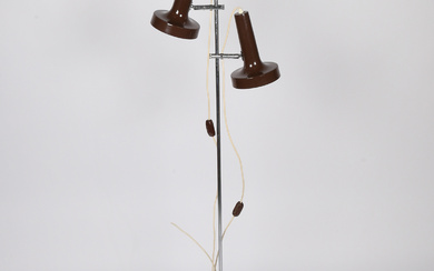 A MID TO LATE 20TH CENTURY FLOOR LAMP.