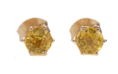 A PAIR OF YELLOW SAPPHIRE STUD EARRINGS