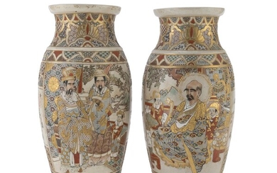 A PARI OF POLYCHROME AND GOLD ENAMELED JAPANESE CERAMIC VASES LATE 19TH - EARLY 20TH CENTURY.
