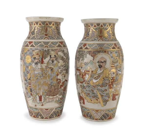 A PARI OF POLYCHROME AND GOLD ENAMELED JAPANESE CERAMIC VASES LATE 19TH - EARLY 20TH CENTURY.